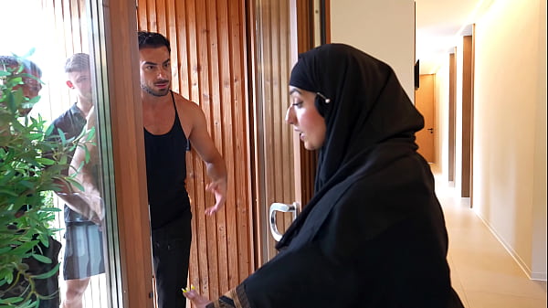Gadis Arab Ingin Menjaga Keesaan Untuk Pernikahan, Namun Empat Lelaki Menggoda Hasratnya.
