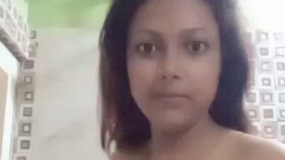 Video Selfie Di Kamar Mandi, Gadis Seksi India Yang Menggoda