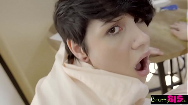 Bratty – Aku Ngentot Adik Tiriku Di Kasur Orang Tua Kami