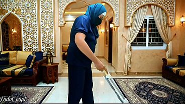 Pembantu Rumah Jilbab Indonesia Disuruh Hisap Kontol Majikan Dan Telan Semua Air Mani