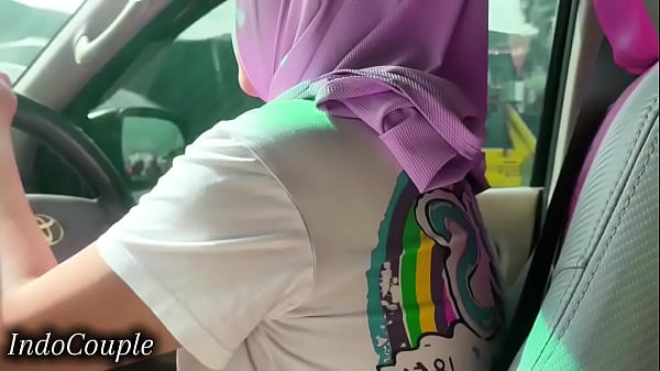 Istri Berhijab Di Jakarta Terekam Video Mesum Saat Nyetir Sambil Mengisap Kontol Pacarnya