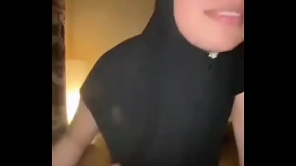 Jilbab Ketat, Kontol Besar Merobek Memek Sempit