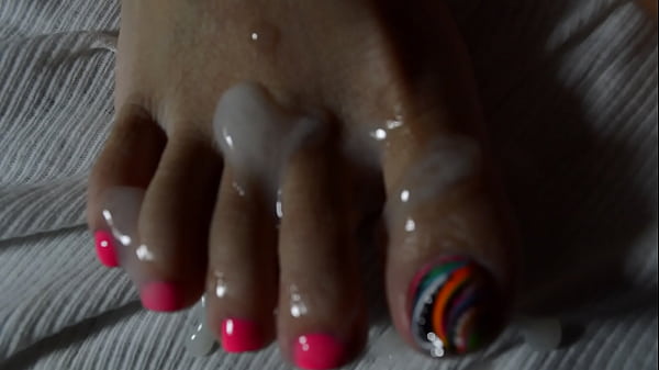 Sperma Membasahi Kaki Seksi Istri Asia