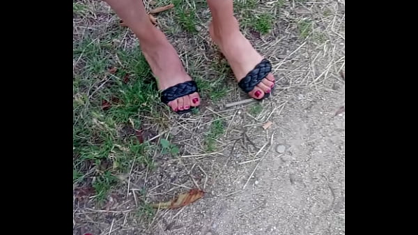 Ibu-ibu Arab Pelacur, Jari Kaki Seksi Menggoda Dengan Heels Bikin Ngaceng.
