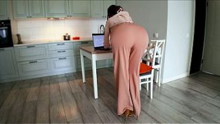 Ibu Tiri Galak Ketika Anak Tirinya Ereksi Saat Ia Bekerja