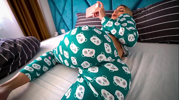 Kakak Tiri Ketahuan Nonton Film Porno, Lalu Kusentuh Sampai Klimaks Dan Merengek Minta Dikasih Penuh Dalam-dalam.