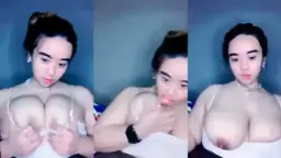 Jijiw Ngejilat Uting Sambil Ngeliatin Toket Buletnya Yang Goyang-goyang Bikin Makin Pengen.