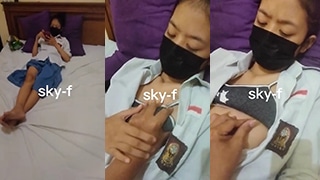 Masih Pake Seragam Sekolah, Tapi Roknya Udah Melorot Ke Bawah.