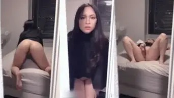 Ngeliatin Bocah Kecil Bengkok Sambil Mainin Diri Sendiri Di Kamar.