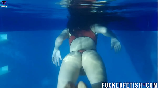 Helen Star Pakai Baju Renang Seksi, Malam Di Kolam Renang Bikin Napas Tersengal-sengal.