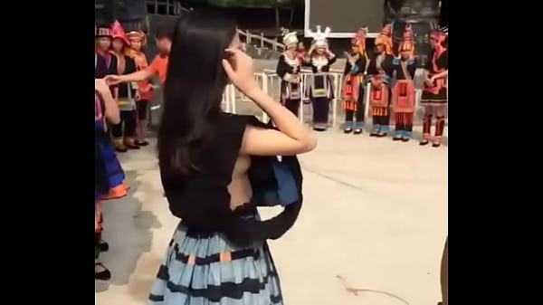 Ngentotin Muncrat Dari Celah Baju Cewek China Yang Ngintip.