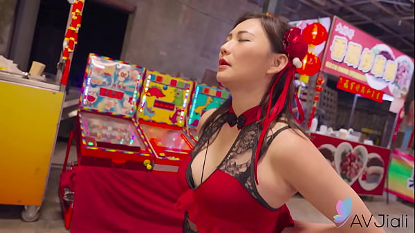 Cewek China Mio Digebuk Di Pasar Malam, Makin Malam Makin Liar.