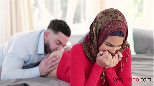 Paksa Ngentot Kakak Tiri Perawan Berhijabku – Maya Farrell
