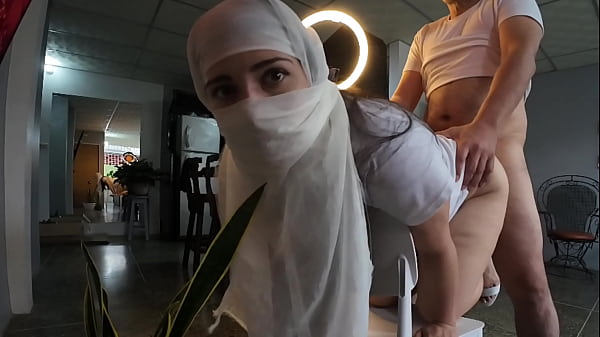 Ibu-ibu Berjilbab Meraung Keras Pas Kontol Penuh Di Lubang Belakang Abis Digenjot Ngebut – Mainan Hijab