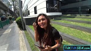 Payudara Montok Tapi Mungil, Ibu Thailand Amatir Nikmat Digenjot Bule