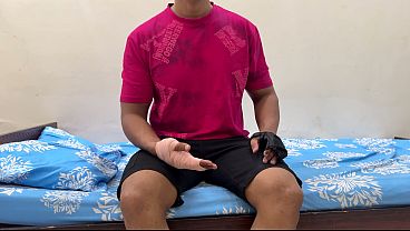 Ibu Tiri Ngebantu Anak Tiri Yang Luka Buat Mandi, Malah Godain Dia. Akhirnya Nyesep Kontolnya, Sebelum Digenjot Keras.