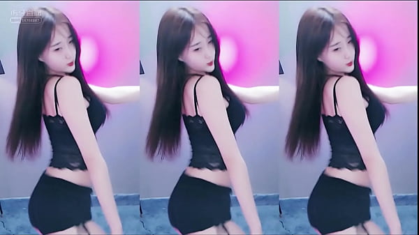 Cewek China Goyang-goyang Naik Tangga Pake Baju Renda Item, Bikin Ngiler Liat Lekukannya.