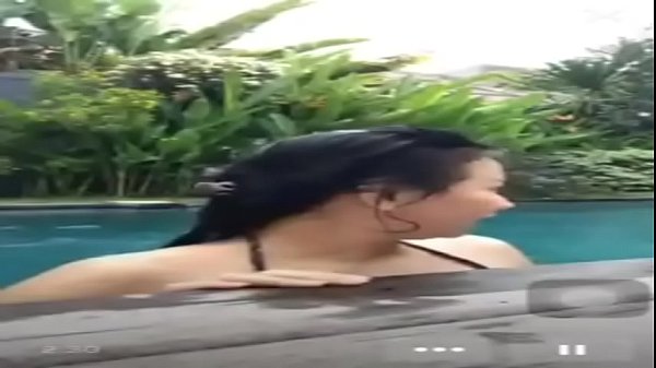 Ngentot Di Kolam Renang Pas Live, Basah Semua