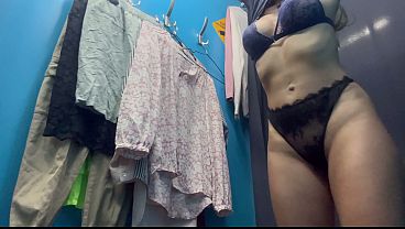 Ganti Baju Di Ruang Ganti, Kamera Tersembunyi, Cewek Rusia Montok Dengan Pentil Menggoda.