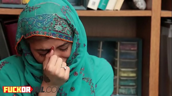 Petugas Cabul Menyuapi Remaja Arab Dengan Sosis Yang Menegang Dan Berdenyut