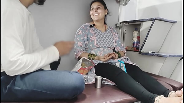 Ibu Tiri Ngentot Di Kereta Dari Kashmir Sampai Kanyakumari, Makin Jauh Makin Basah.
