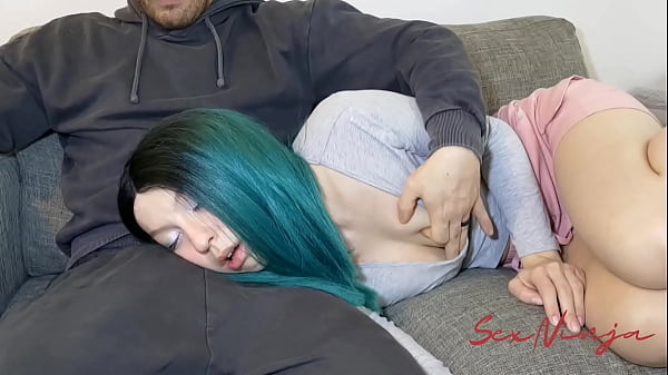 Gue Cuma Mau Rebahan Di Pangkuan Kakak Tiri Biar Bisa Tidur Sambil Agak Panas-panasan.