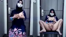 Cewe Berjilbab Hitam Muncratin Di Depan Pintu, Basah Semua.