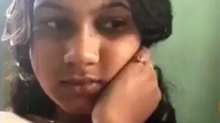 Memek Basah Malu-malu Gebetan Desi Telanjang Depan Kamera