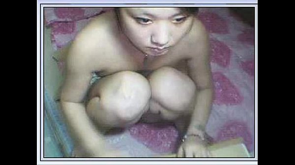 Gadis Cina Mungil Melebarkan Kakinya Di Depan Kamera, Siap Dimainkan.