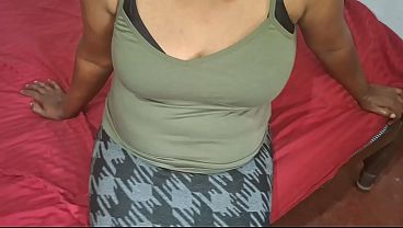Wanita Asia Sendirian, Baju Terbuka, Tangan Meraba Tubuh Sendiri, Nikmati Sensasi Panas.
