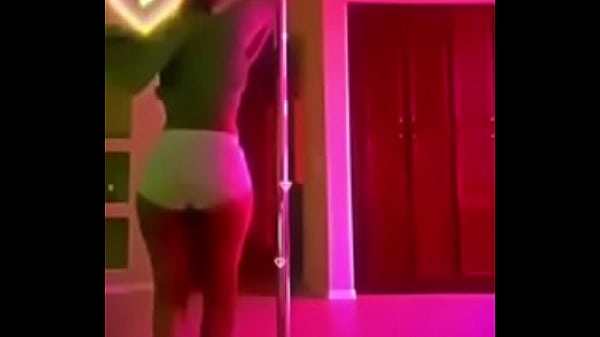 Desi Goyang Tiang Bikin Mabuk, Siap Banjirkan Peluh Di Pangkuanmu