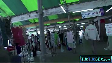 Lidahnya Ditindik, Cewek Thai Tua Mungil Digebuk Dua Bule.