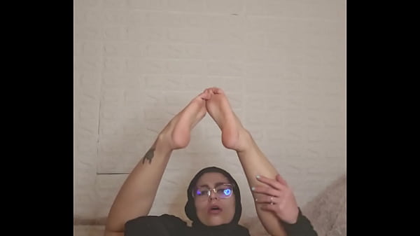 Ibu Rumah Tangga Arab Mia Pamer Kaki Dibawah Niqab, Koleksi Hot Bikin Ngiler