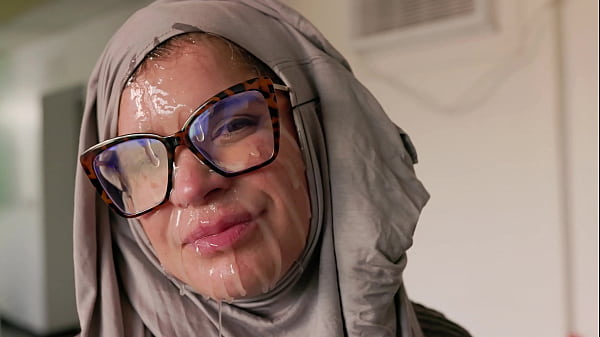Hijab Cosplay – Ibu Bule Amerika Minta Ditusuk Muka