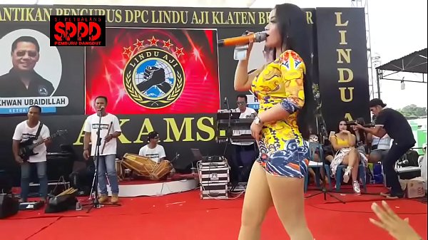 Tarian Erotis Indonesia – Sintya Riske Pamer Gerakan Liar Di Panggung Bikin Klepek-klepek