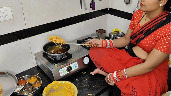 कोमल दिवाली पर नमकीन बना रही थी, तभी देवर ने भाभी को ऐसे लिया कि देखते ही बनता था