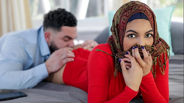 Hijabnya Dilepas, Kakak Tiri Ngajarin Adik Tiri Hal-hal ‘panas’ Sebelum Nikah