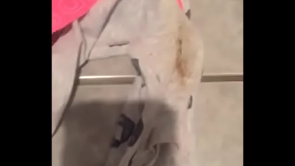 Tubuhnya Basah Keringetan, Minta Digarukin Sambil Ngeloyor Di Atas Ranjang