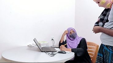 Bankir Cantik Berjilbab Digarap Habis-habisan Sama Petani Desa, Desi Chudai Panas