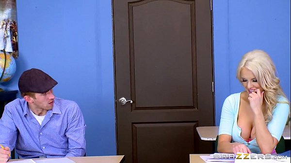 Ibu Guru Kenzie Taylor, Toket Gede Bikin Murid Tegang Di Sekolah.