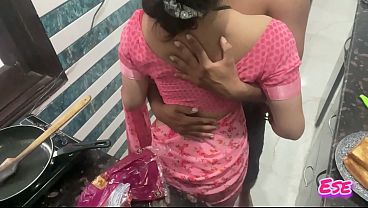 Desi Bhabhi Dapur Me Jhuk Ke Khana Bana Rahi Thi, Tab Uski Chudai Ka Maza Aaya.