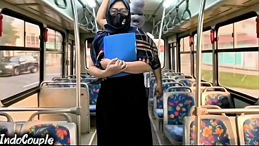 Istri Muslim Pulang Kampus Naik Bus Sendirian, Langsung Digagahi Orang Asing Di Atas Hijabnya