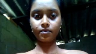 Bokep Desi Kampung, Goyangin Pantat Montok Sambil Bugil