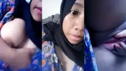 Cewek Hijab Manis Buka-bukaan Pamer Memek Tembem Basah.