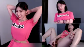 Kak Mina Pamer Anu Pinknya Sambil Colmek Basah