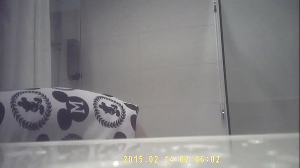 偷拍姐姐诗诗洗澡，奶子晃得我硬邦邦