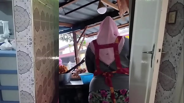 Ibu-ibu Muslim Indonesia Montok Bikin Ngiler, Siap Digoyang Di Ranjang.