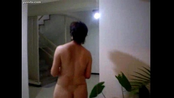 Cewek China Montok Tua Siram Tanaman, Bikin Basah Kuyup.