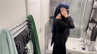 Astaga! Gak Nyangka Cewek Arab Bisa Begitu. Aku Kepergok Cewek Muslim Berhijab Lagi Colmek Di Kamar Mandi.