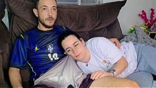 Tudo Começa Quente Quando A Irmã Postiça é Provocada Pelo Irmão No Meio Do Jogo Do Brasil, Só Tesão E Safadeza.